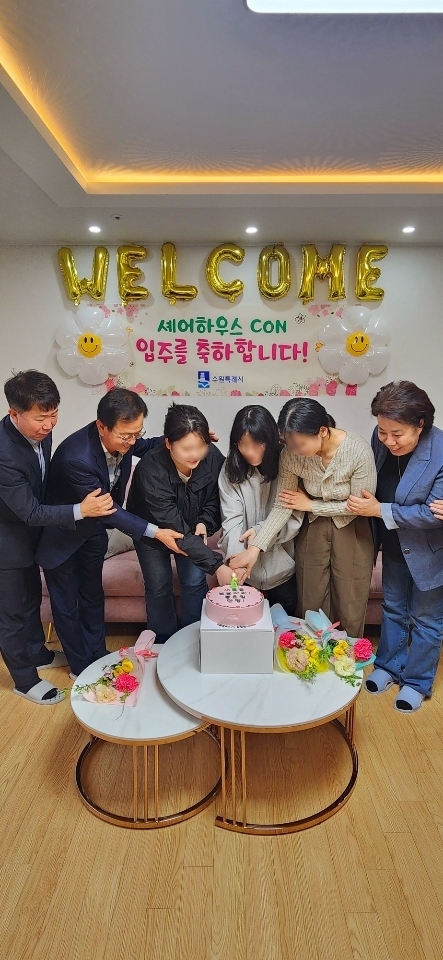 지난 23일 진행된 ‘자립준비청년 셰어하우스 CON’ 6호 입주기념식 모습. (사진=수원시 제공)
