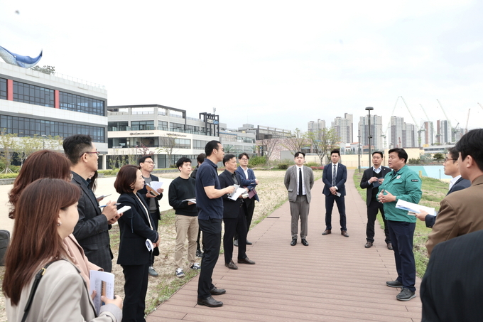 임병택 시흥시장은 “거북섬 내 지속적인 시설물 점검과 환경정비를 통해 쾌적하고 안전한 환경을 조성함으로써, 시화호 30주년을 맞아 열리는 다양한 축제 및 행사 유치에 차질이 없도록 만전을 기하겠다. 또한, 관계기관과 협의해 거북섬 관광 자원을 발전시켜 많은 관광객에게 거북섬이 즐거운 여행지로 자리매김할 수 있도록 온 힘을 다하겠다”라고 말했다. (사진=시흥시 제공)