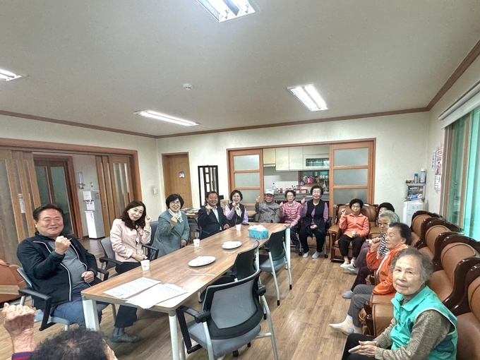 김용주 가평읍장이 상반기 관내 경로당 위문 방문을 실시했다. (사진=가평읍 행정복지센터 제공)