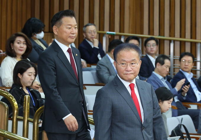 국민의힘 윤재옥 원내대표 겸 당대표 권한대행과 이양수 원내수석부대표가 지난 23일 국회에서 열린 원내대책회의에 참석하고 있다. (사진=연합뉴스) 