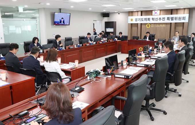 경기도의회 혁신추진특별위원회 위원들이 24일 경기도의회에서 회의를 열고 제1차 혁신안에 대해 논의하고 있다. (사진=경기도의회 제공)