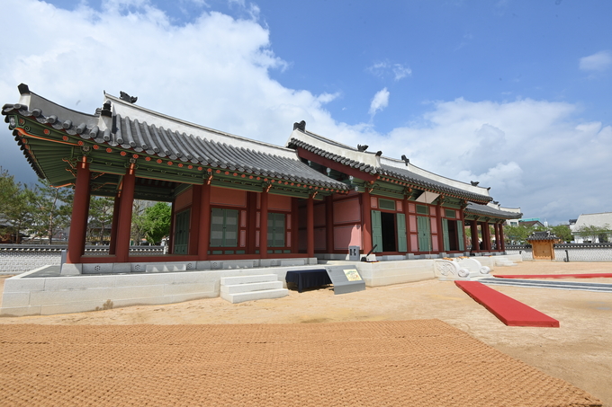  24일 오후 35년 만에 복원을 마치고 공개된 우화관 모습.