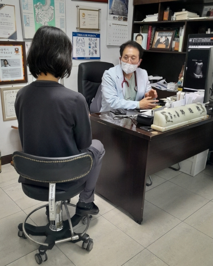 정우철 대표원장의 환자 진료 모습. (사진=병원 측 제공)
