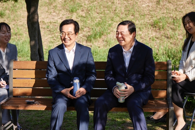 24일 수원 도담소에서 김동연 경기도지사와 하오펑 랴오닝성 당서기가 대화하고 있다. (사진=경기도 제공)