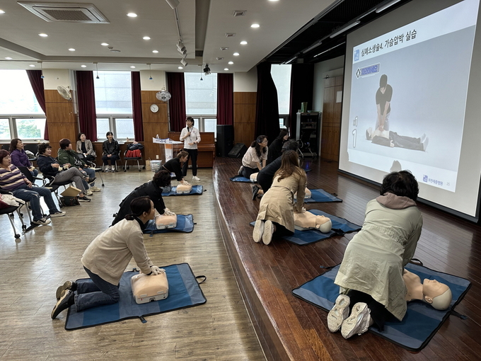 시흥시 정왕2동 행정복지센터가 지난 24일 통장협의회 33명을 대상으로 부천세종병원 관계자와 심폐소생술 교육을 실시했다. (사진=시흥시 제공)