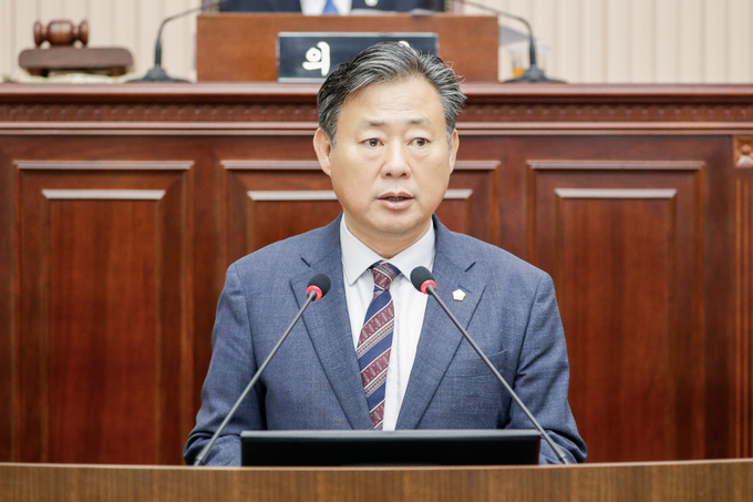 민주당 신동화 구리시의원이 제335회 임시회에서 별내선 개통 지연 사태와 관련 서울시의 늑장행정을 규탄하고 있다. (사진=구리시의회 제공)
