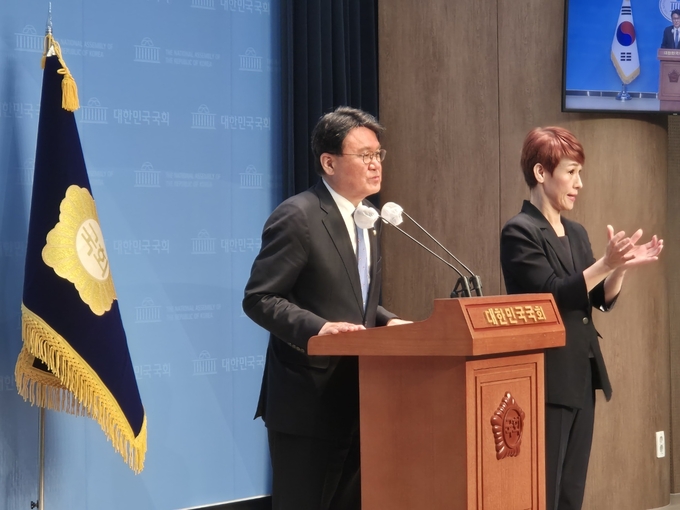 황운하 조국혁신당 신임 원내대표가 25일 원내대표 선출 직후 국회 소통관에서 기자회견을 열고 발언하고 있다. (사진=김한별 기자)