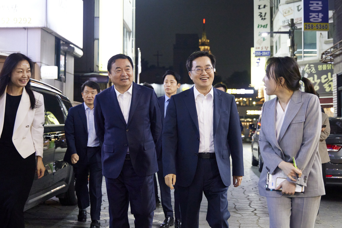 지난 24일 저녁 김동연 경기도지사(오른쪽)와 하오펑 랴오닝성 당서기가 수원 통닭거리를 걷으며 대화하고 있다. (사진=경기도 제공)