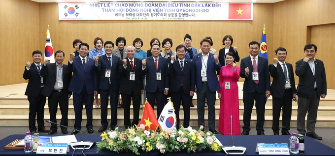 25일 경기도의회 대회의실에서 경기도의회 염종현 의장과 오준환(국힘·고양9) 도의원, 김종석 의회사무처장, 베트남 닥락성 인민위 보반칸 부위원장 등 대표단 등이 기념촬영을 하고 있다. (사진=경기도의회 제공)