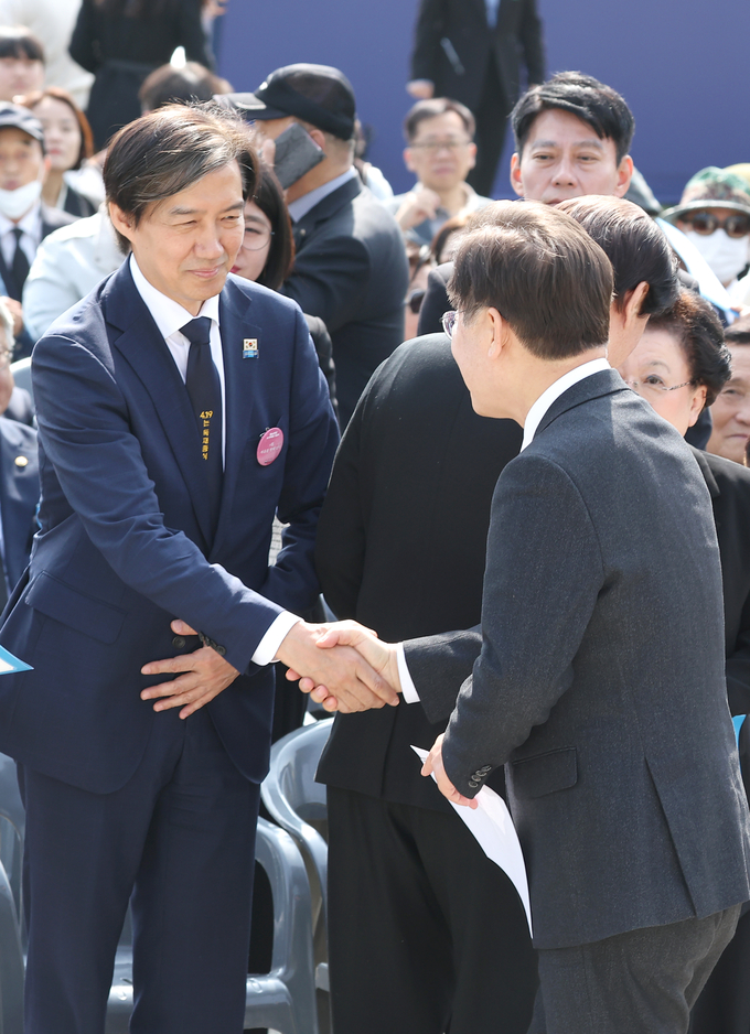 지난 19일 서울 강북구 국립 4·19민주묘지에서 열린 제64주년 4·19 혁명 기념식에서 이재명 더불어민주당 대표와 조국 조국혁신당 대표가 인사하고 있다. (사진=연합뉴스) 