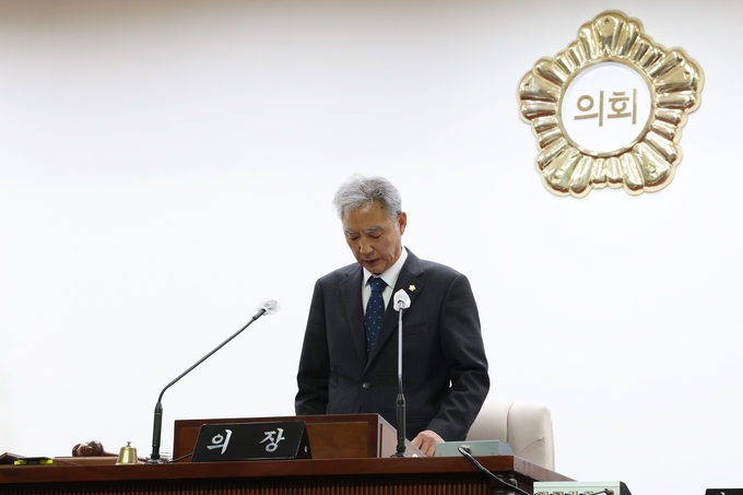 군포시의회 제273회 임시회, 제2차 본회의에서 이길호 의장이 ‘안전․보건 경영방침’을 선언하고 있다. 회기 중 공식 선언은 지방의회 중 최초다. (사진=군포시의회 제공)