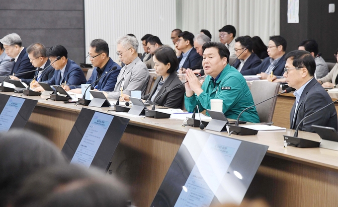 임병택 시흥시장이 26일 간부회의를 개최하고, 국회의원 당선인 공약에 대한 적극적인 대응을 지시했다.(사진=시흥시 제공).