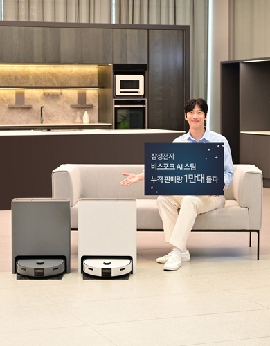 삼성전자 모델이 삼성스토어 대치점에서 국내 누적 판매 1만 대를 돌파한 '비스포크 AI 스팀'을 소개하고 있다. (사진=삼성전자 제공)