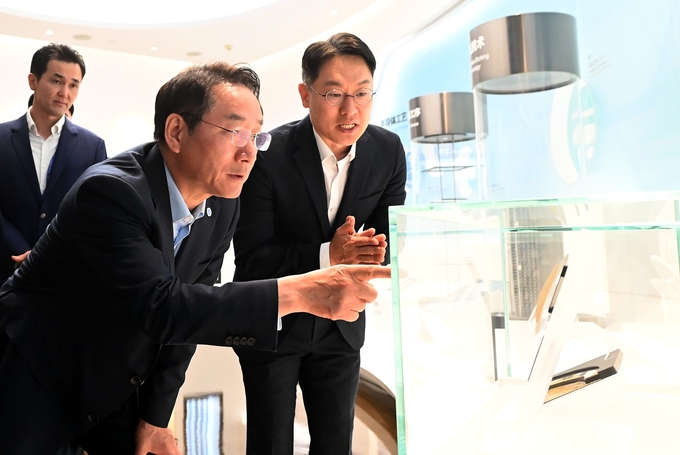 지난 27일(현지시간) 중국 삼성반도체 시안공장을 찾은 유정복 인천시장이 전시관을 관람하고 있다. ( 사진 = 인천시 제공 )