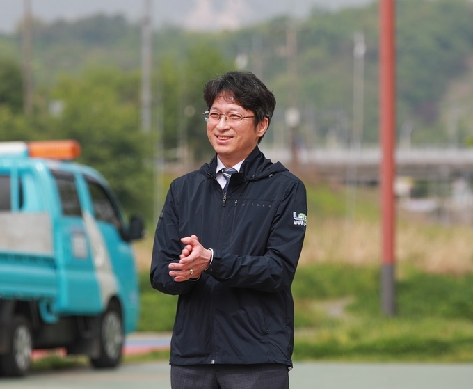 홍지선 남양주시 부시장이 왕숙천 수변공원에서 미생물(EM) 흙공 던지기 행사에서 박수를 치고 있다. (사진=남양주시 제공)
