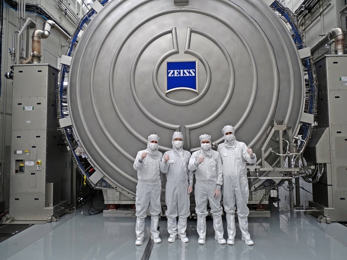이재용 삼성전자 회장(왼쪽 두번째)이 독일 오버코헨 ZEISS 본사를 방문해 최신 반도체 장비를 살펴본 뒤 칼 람프레히트(Karl Lamprecht) ZEISS그룹 CEO(왼쪽 세번째), 안드레아스 페허(Andreas Pecher) ZEISS SMT CEO(왼쪽 첫번째)와 함께 기념촬영을 하고 있다. (사진=삼성전자 제공)