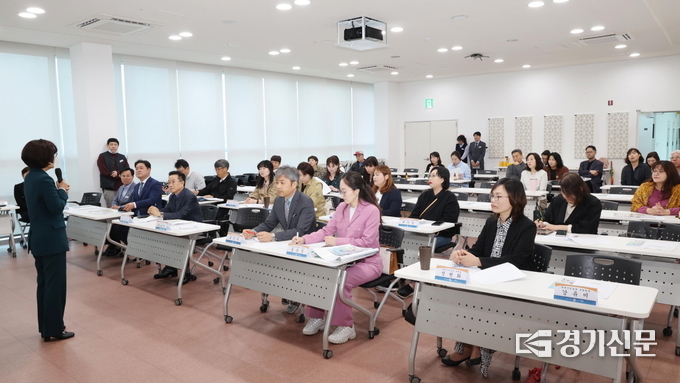 2024년 안성시 범교육 혁신위원회 정기회의에서 김보라 범교육혁신위원회 위원장이 인사말을 하고 있다. (사진=안성시 제공)