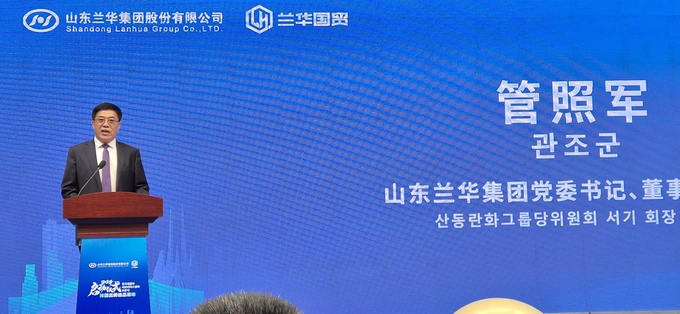 관조군 산동란화그룹 회장이 28일 중국 산둥성 린이시 란산구 린이수입상품타운 내에 조성된 ‘한국제품라이브커머스센터’ 개관식에서 축사를 하고 있다. (사진=고태현 기자) 