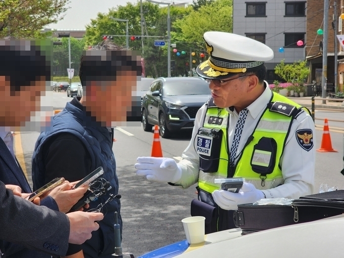  음주단속에 나선 수원중부경찰서 소속 경찰관. (사진=박진석 기자)