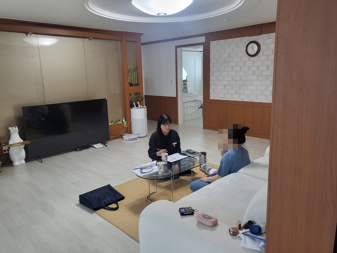 교육복지안전망사업 중 가정방문상담 모습. (사진=의정부교육지원청 제공) 