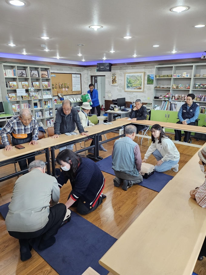 파주도시관광공사가 주민 대상으로 심폐소생술 교육을 시행했다. (사진=파주도시관광공사 제공))