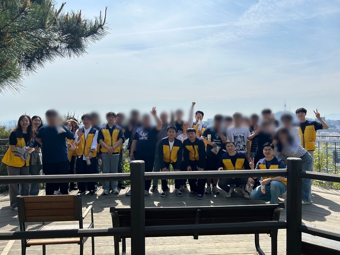 봉사활동에 참여한 중소기업중앙회 임직원과 중소기업사랑나눔재단 관계자. (사진=중소기업중앙회 제공)