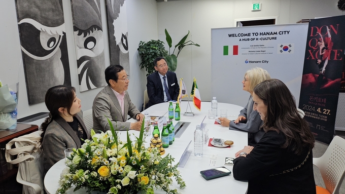 지난 27일 하남문화예술회관에서 이현재 시장과 에밀리아 가토 주한이탈리아 대사와 도시 간 네트워킹 강화 및 K-컬처 허브도시 조성에 대해 논의하고 있다. (사진=하남시 제공)