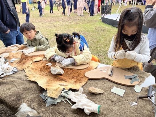전곡선사박물관 어린이 체험 프로그램 참여사진. (사진=경기문화재단 제공)