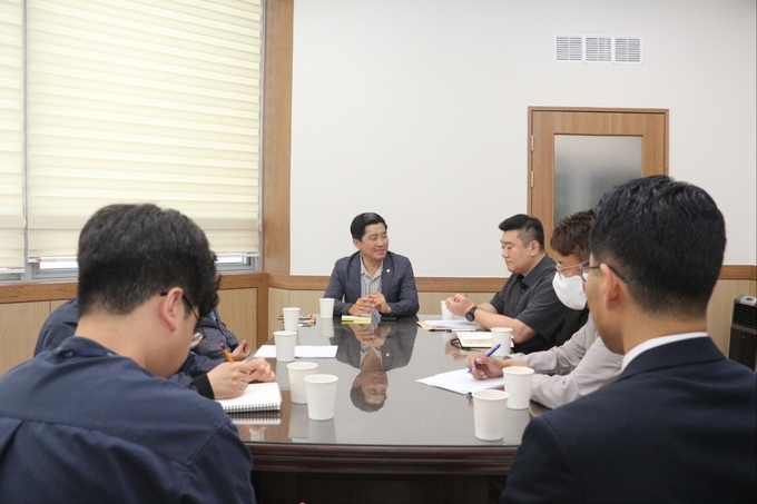남양주시의회 김동훈의원이 별내선(8호선) 개통에 대비해 대중교통 체계 점검, 개선 등을 위한 간담회를 하고 있다. (사진=김동훈 의원 제공)
