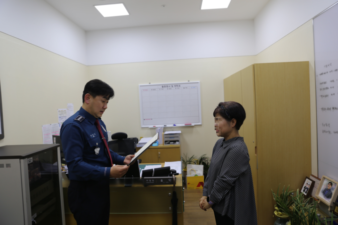 장현덕 안양동안경찰서장이 보이스피싱 피해를 예방한 국민은행 직원 A씨에게 감사장을 전달하고 있다. (사진=안양동안경찰서 제공)