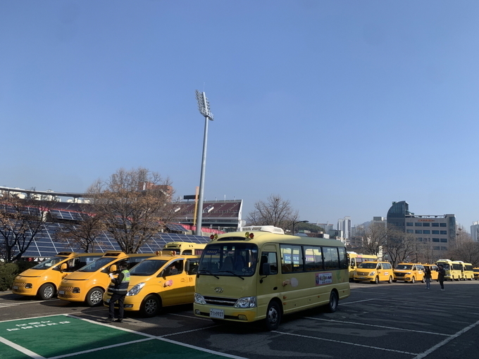 지난달 13일 수원시가 진행한 ‘2024년 상반기 어린이 통학버스 합동점검’ 현장 모습. (사진=수원시 제공)