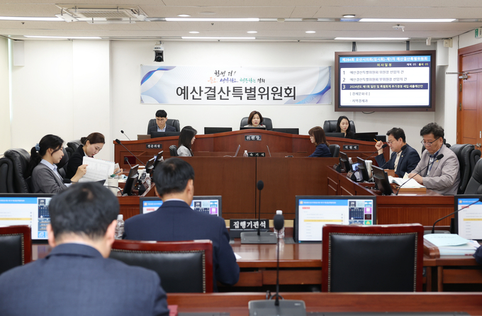 오산시의회가 예산결산특별위원회를 개회하며 위원장에 송진영의원, 부위원장 조미선의원을 선출했다. (사진=오산시의회 제공)