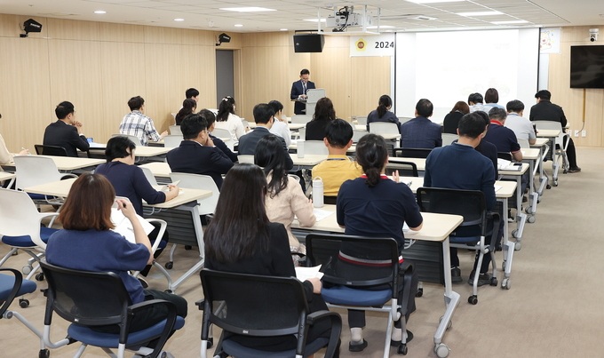 지난 29일 경기도의회에서 의회사무처 직원들이 ‘2024년 제2회 예·결산 직무역량 강화 교육’을 받고 있다. (사진=경기도의회 제공) 