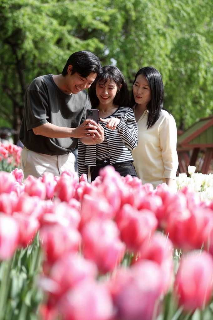 수변정원에서 사진찍는 방문객들
