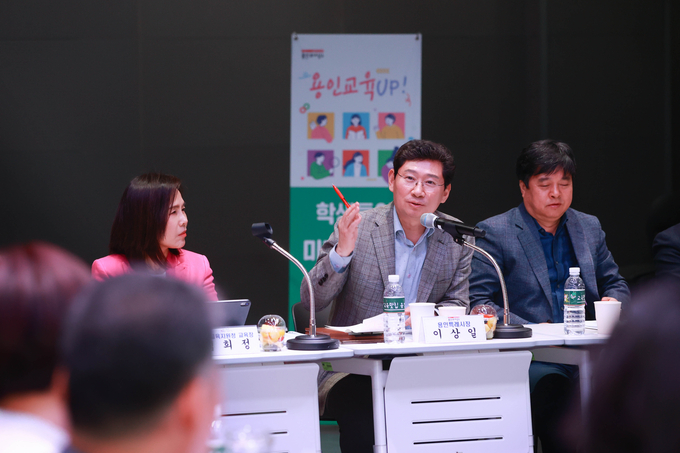 이상일 용인시장이 지역 내 초등학교 교장과의 간담회를 열고 학교별 현안에 대한 의견을 듣고 대책을 논의하고 있다. (사진=용인시 제공)
