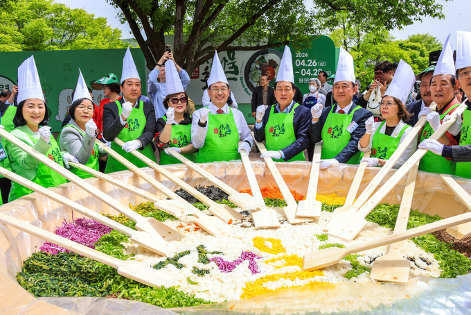 양평 용문산 산나물 축제 '초대형 500인분 비빔밥 퍼포먼스' 모습. (사진=양평군 제공)