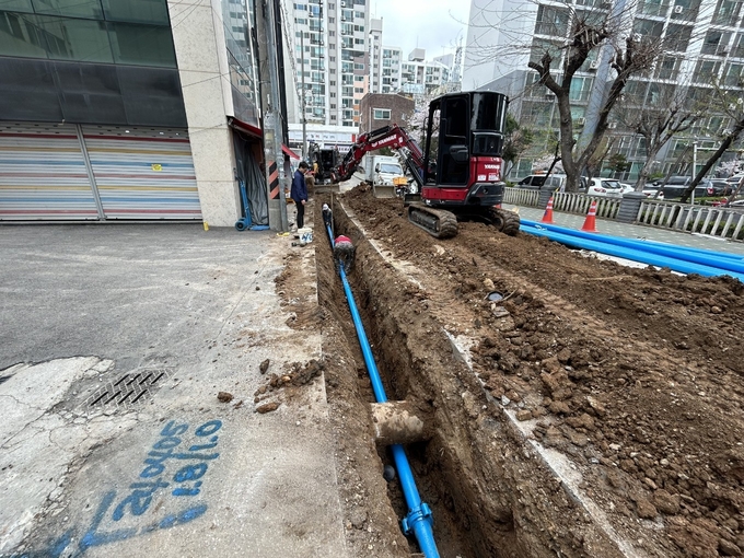 618블록 산곡동 261-8번지 일원 노후관 교체공사 모습. ( 사진 = 인천시 상수도사업본부 제공 )