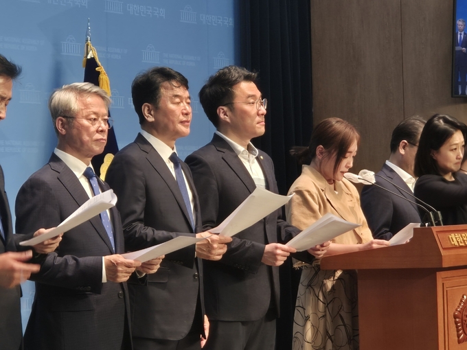 더불어민주당 국회의원 37명은 30일 국회 소통관에서 기자회견을 열고 김진표 국회의장에게 5월 임시국회 개의를 압박했다. (사진=김한별 기자)
