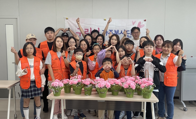 구리시가족봉사단 카네이션 꽃바구니 제작 활동. (사진=구리시 제공)
