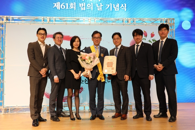 대한변호사협회 총회 의장인 이임성 변호사(가운데·대원법률 대표변호사)가 지난 25일 제61회 ‘법의 날’을 맞아 국민훈장 무궁화장을 수상했다. (사진=대원법률 제공)