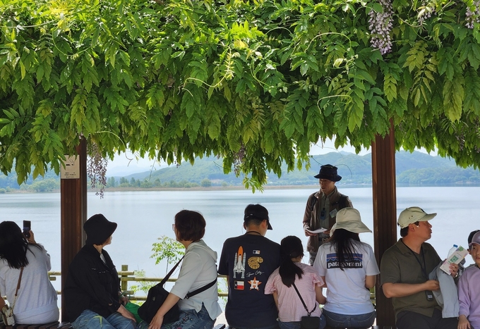 ‘마재마을 정약용 투어’ 참여자들이 정약용 시민해설사의 설명을 듣고 있다. (사진=남양주시 제공)