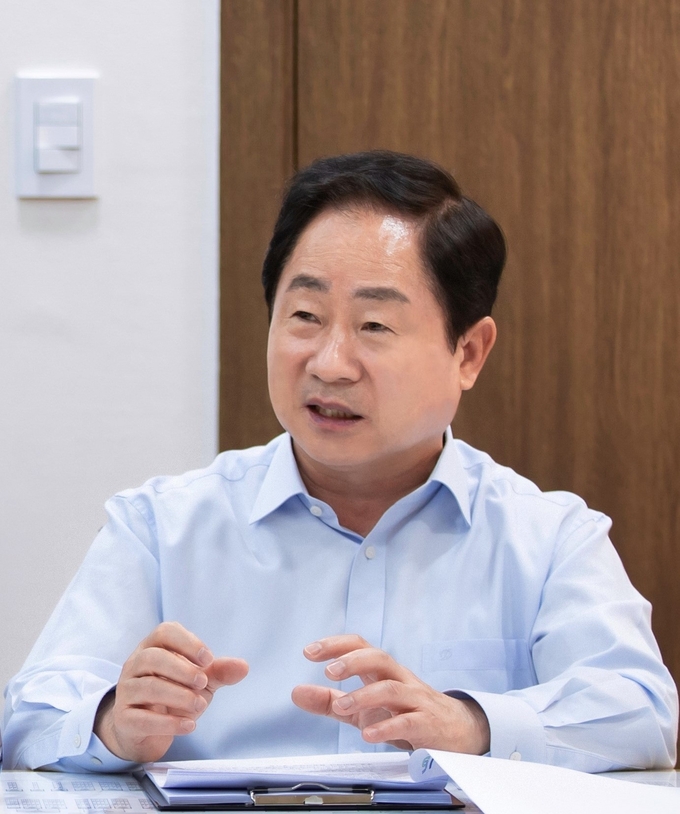 주광덕 남양주시장이 '휴먼북 라이브러리' 활성화 등 평생교육 플랫폼 확대 운영 계획을 밝히고 있다.(사진=남양주시 제공)
