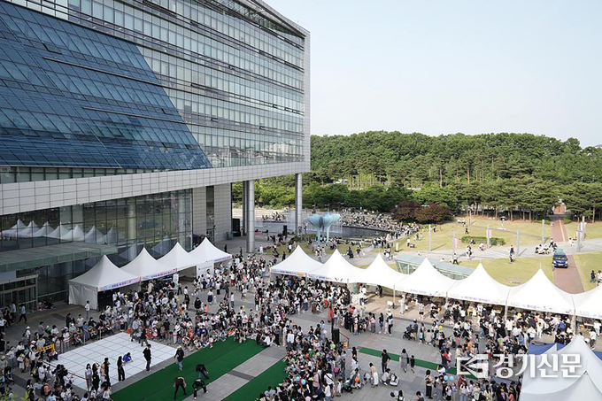 지난해 어린이날을 기념해 성남시청 광장에서 진행한 ‘가족이 함께하는 달빛산책’ 행사 전경. (사진=성남시 제공)