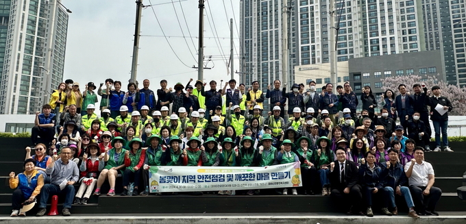 시흥시 대야ㆍ신천 행정복지센터는 지난 달 30일 원도심(대야ㆍ신천권) 일원에서 지역 주민과 함께하는 ‘봄맞이 안전 점검 및 환경 정화 활동’을 진행했다. (사진=시흥시 제공)