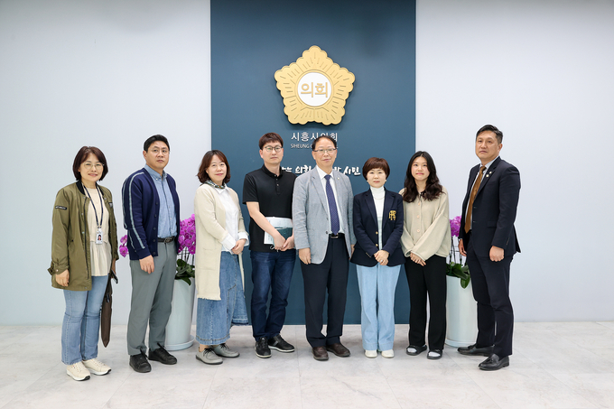 시흥시의회 의원 연구단체 ‘시흥시 인구구조 진단 및 향후 전망 연구회가 지난 달 29일 2차 활동으로 전문가 초청 강연 후 기념 사진을 촬영했다. (사진=시흥시의회 제공)