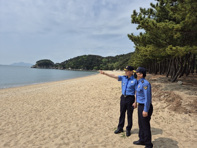 1일 이천식 인천해양경찰서장이 인천 옹진군 덕적도 밧지름해변에서 안전점검을 하고 있다. ( 사진 = 인천해양경철서 제공 )