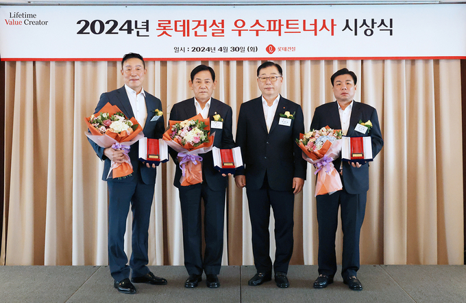 박현철 롯데건설 부회장(왼쪽에서 세번째)과 2024년 우수 파트너사 대상(大賞)으로 선정된 최영복 올레건설 대표(왼쪽에서 첫번째)와 노석순 원영건업 대표(왼쪽에서 두번째)와 조기현 피스코이엔씨 대표(왼쪽에서 네번째)가 기념 촬영을 하고 있다. (사진=롯데건설 제공)