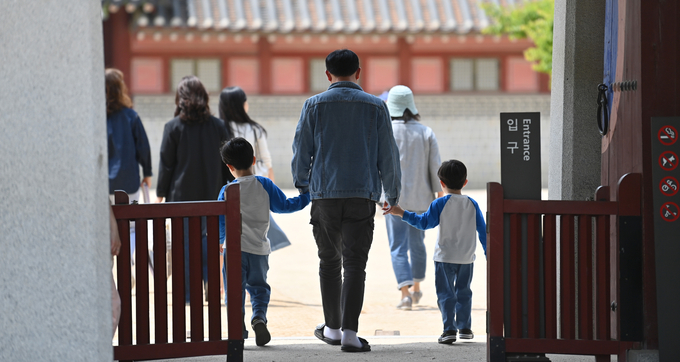 1일 오후 화성행궁을 찾은 가족들이 화성행궁 관람을 위해 손을 잡고 입장하고 있다. (사진=옥지훈 기자)