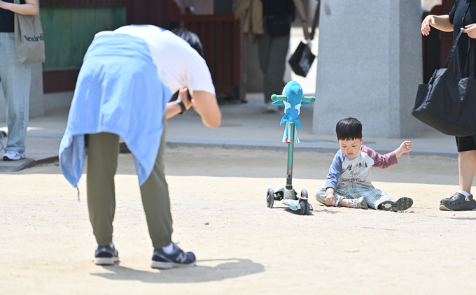 1일 오후 화성행궁에서 한 아이가 앉아 모래놀이를 하고 있다. (사진=옥지훈 기자)