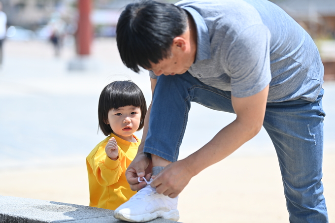 1일 오후 화성행궁을 찾은 가족들이 여유로운 시간을 보내고 있다. (사진=옥지훈 기자) 